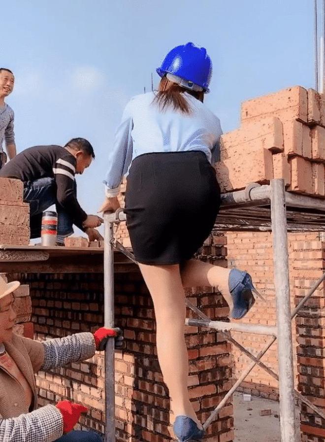 街拍：美女穿包裙高跟鞋去工地搬砖爬梯子架势足(图2)