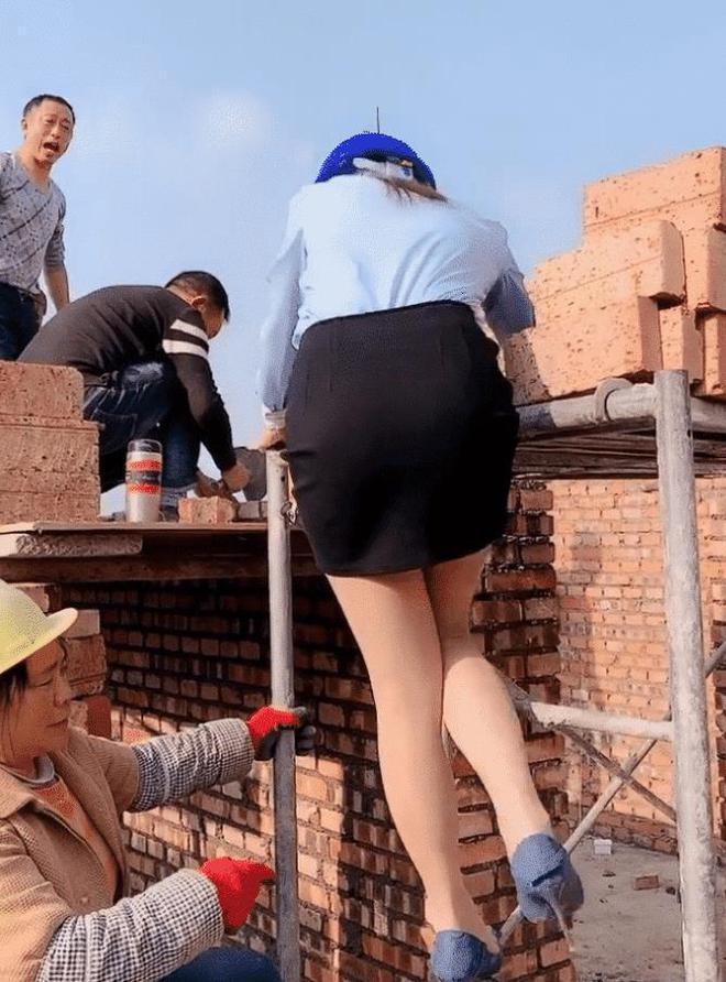 街拍：美女穿包裙高跟鞋去工地搬砖爬梯子架势足(图3)