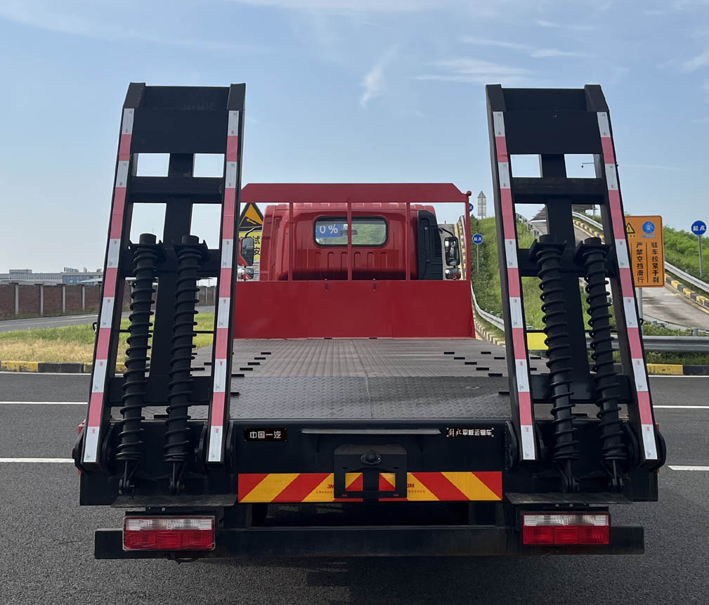 解放牌CA5180TPBP40K8L4E6A90型平板运输车(图3)