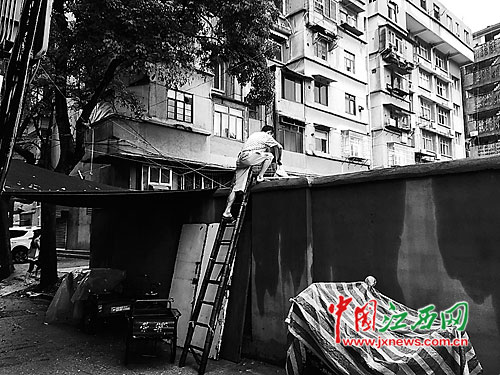 围墙堵路半年多居民出行爬梯子（图）(图1)