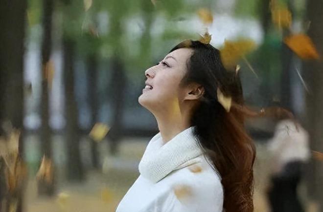 我住院亲家母来看望走时往我被子里塞张卡去查余额后愣了(图4)
