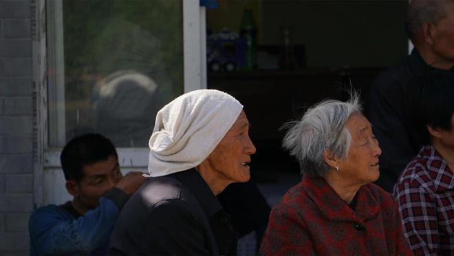 我住院亲家母来看望走时往我被子里塞张卡去查余额后愣了(图11)