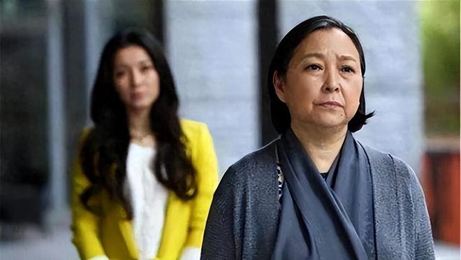 我住院亲家母来看望走时往我被子里塞张卡去查余额后愣了(图3)
