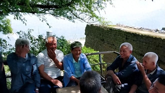 我住院亲家母来看望走时往我被子里塞张卡去查余额后愣了(图17)