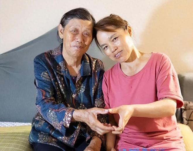 我住院亲家母来看望走时往我被子里塞张卡去查余额后愣了(图16)