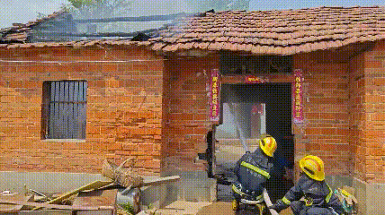 中国好邻居！你爬梯灭火的样子真帅！(图1)