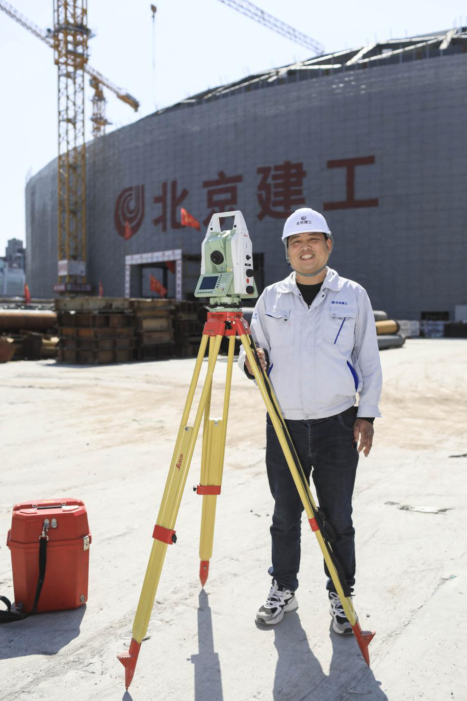 新工体的建设者：有人爬过两百多米的塔吊有人每天步行两万多步(图2)
