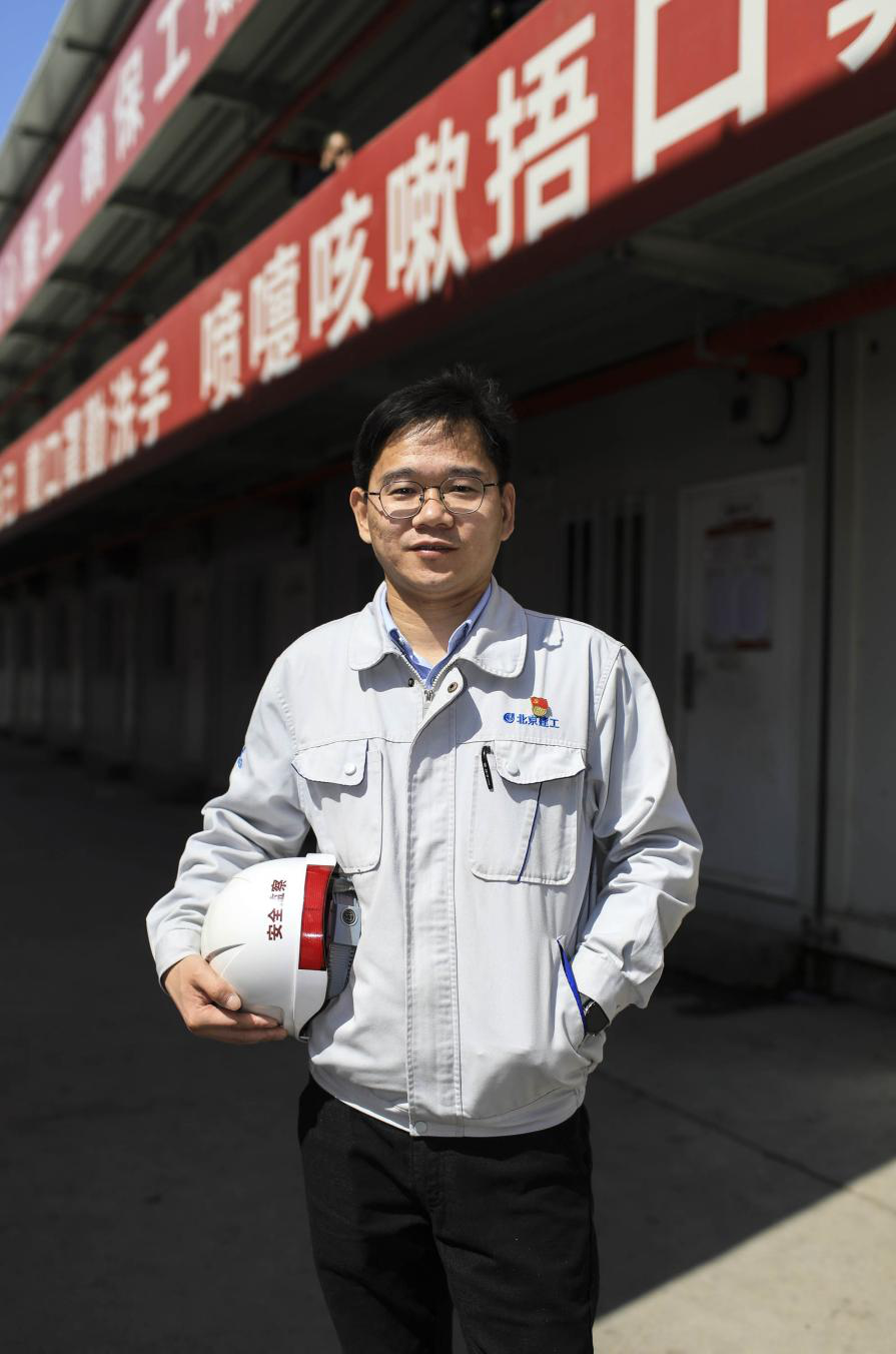 新工体的建设者：有人爬过两百多米的塔吊有人每天步行两万多步(图3)