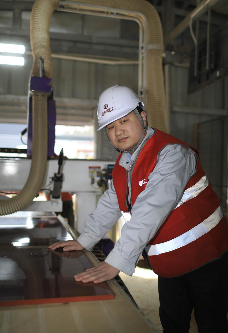 新工体的建设者：有人爬过两百多米的塔吊有人每天步行两万多步(图4)