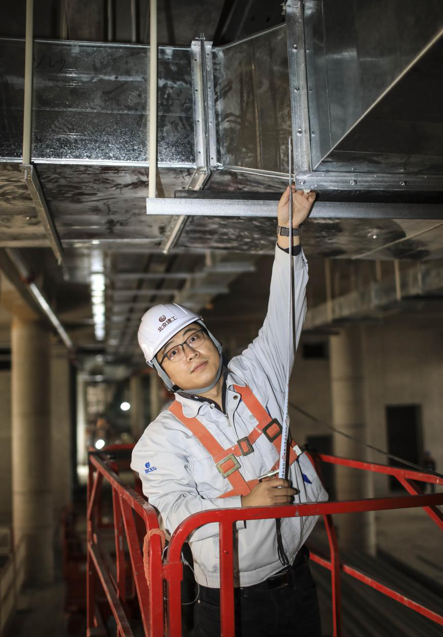 新工体的建设者：有人爬过两百多米的塔吊有人每天步行两万多步(图6)