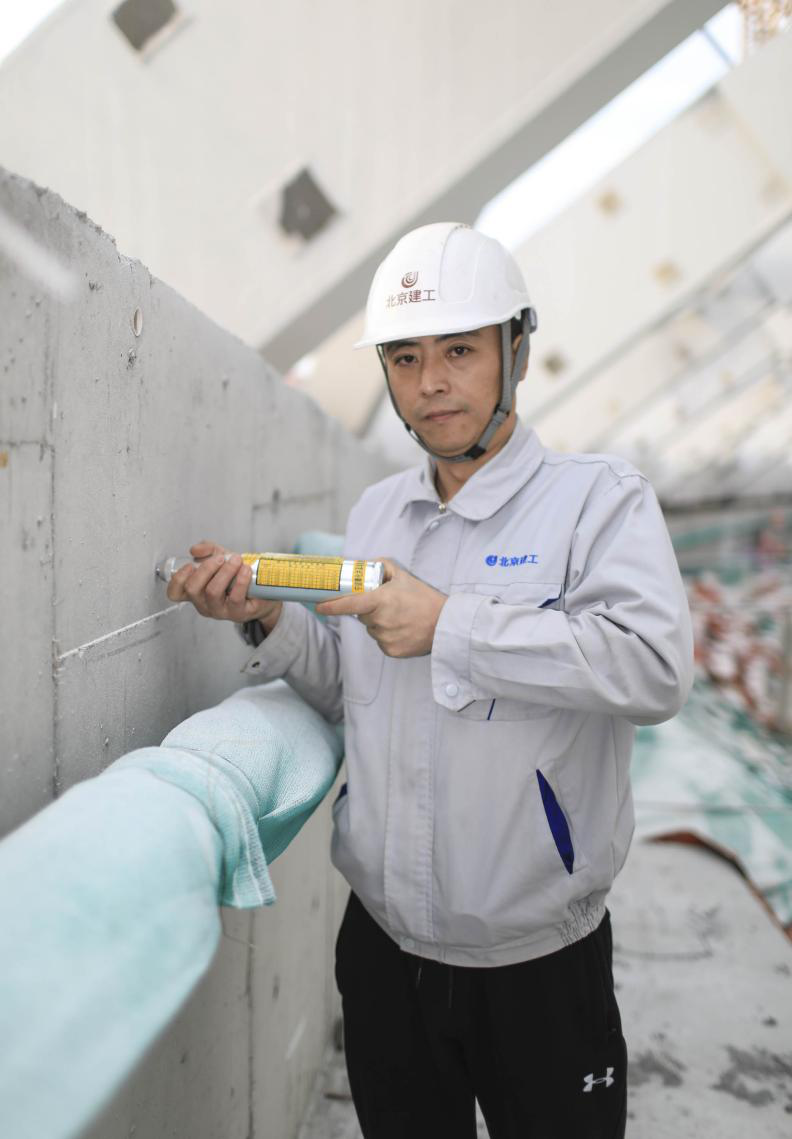 新工体的建设者：有人爬过两百多米的塔吊有人每天步行两万多步(图10)
