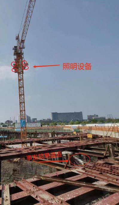 警示标识也挂了悬空爬梯也封闭了夜间照明也满足了工人偏要冒险违章管理人员依然受到处罚哎安全人真难！(图1)