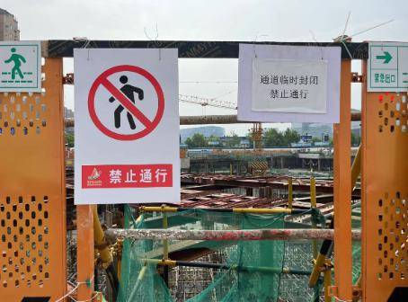 警示标识也挂了悬空爬梯也封闭了夜间照明也满足了工人偏要冒险违章管理人员依然受到处罚哎安全人真难！(图3)
