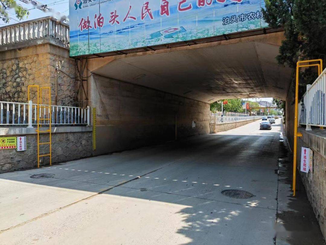 泊头市城管局为铁路桥加装安全爬梯保障群众汛期紧急脱困(图1)